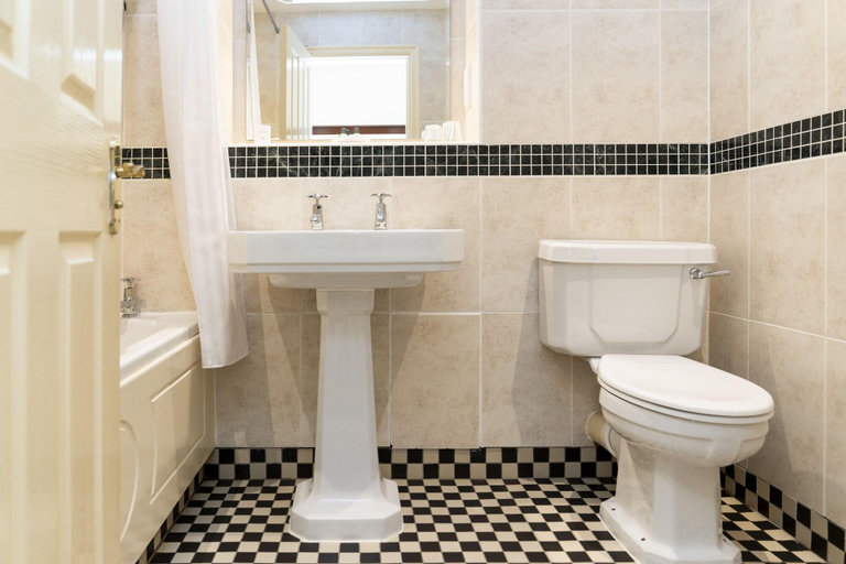 Bathroom 4, Ringwood Hall Hotel, Derbyshire