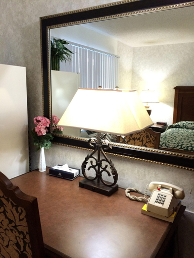 Bedroom 3, Island Inn, Hall