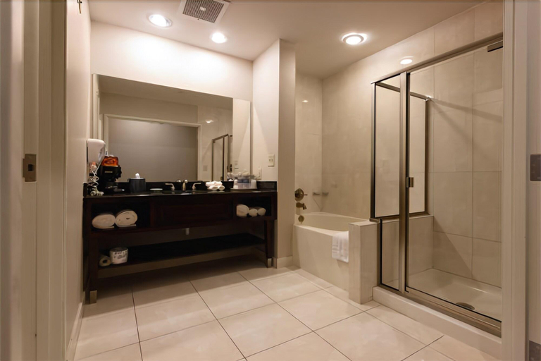 Bathroom, Harlows Casino Resort, Chicot