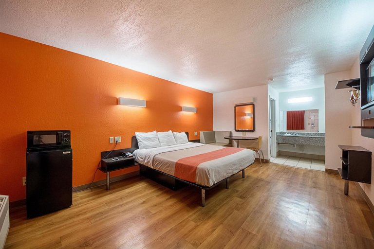 Bedroom 3, Motel 6 San Antonio Fiesta Trails, Bexar