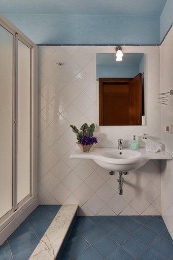 Bathroom 4, Casa Manzella, Palermo