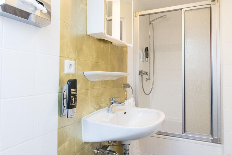 Bathroom 4, Hotel Rave, Borken