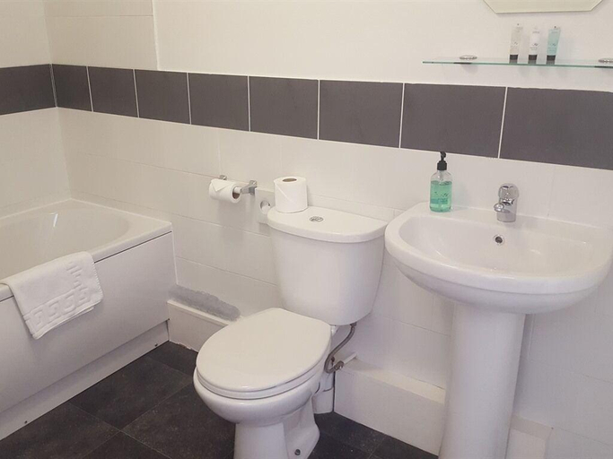 Bathroom 5, The Village Inn, North Yorkshire