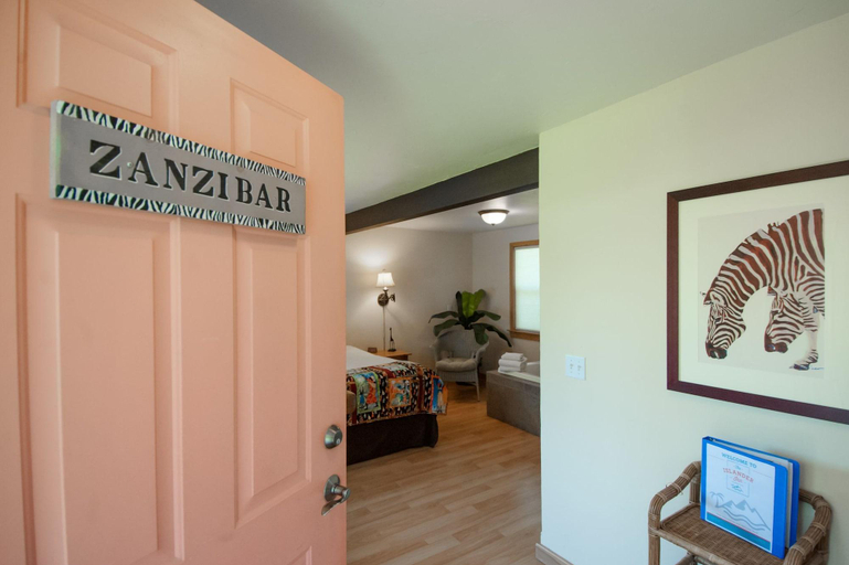 Public Area 3, The Islander Inn, Lake