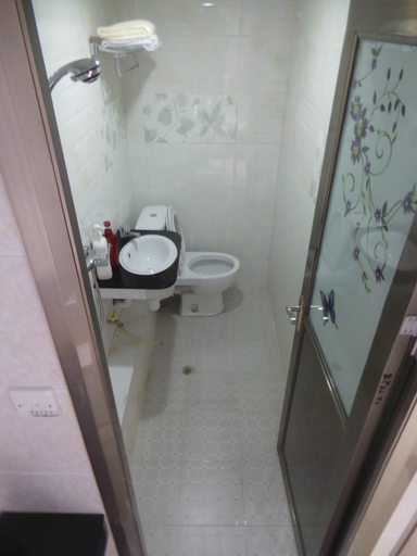 Bathroom 4, Yue Ka Hotel 99 Argyle Street, Kowloon