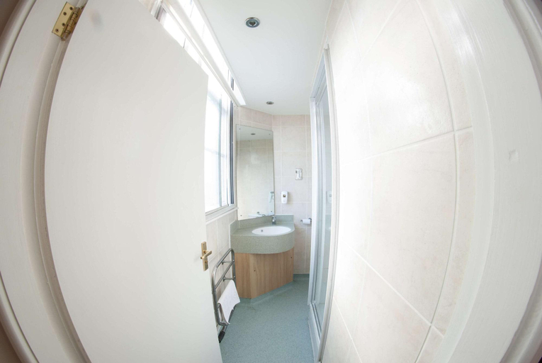 Bathroom 4, Vine Hotel by Marstons Inns, Staffordshire