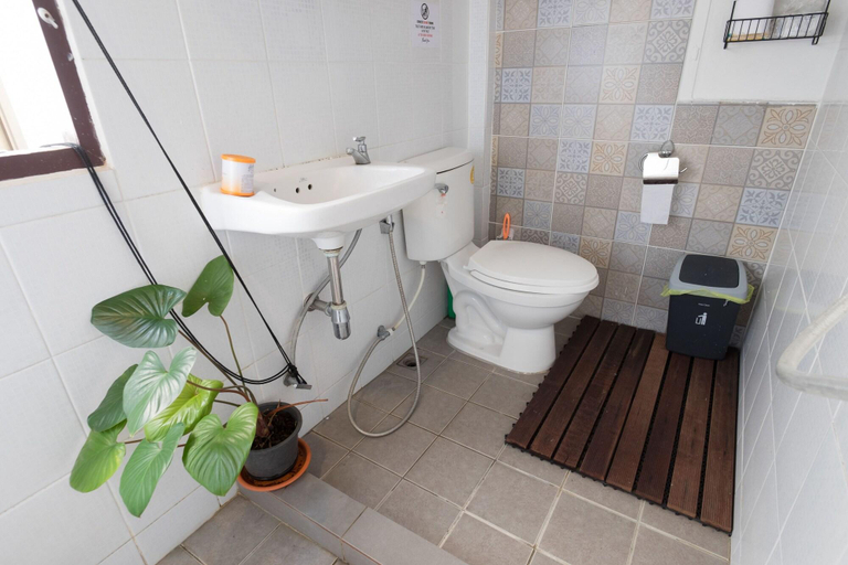 Bathroom 5, Assembly Hostel, Khlong San