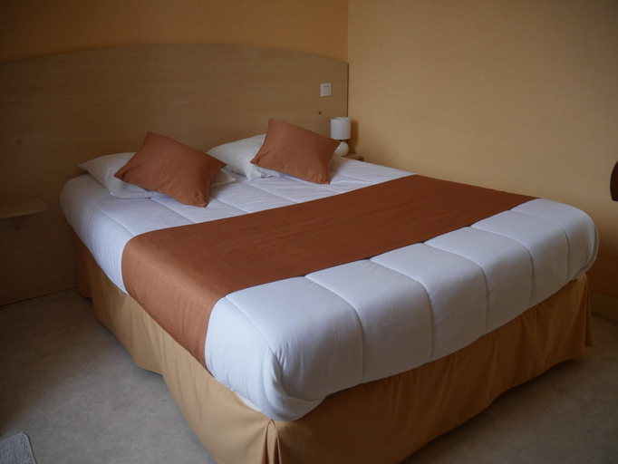 Bedroom 4, Hotel Du Commerce, Pyrénées-Atlantiques