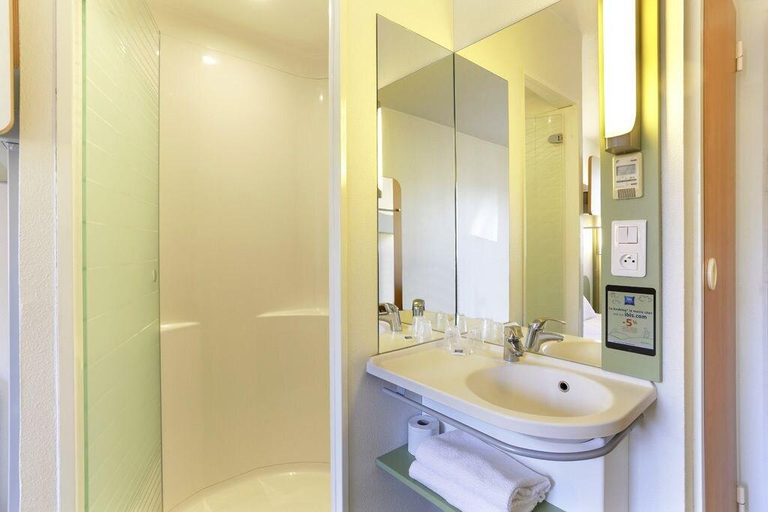 Bathroom 5, ibis budget Dole, Jura