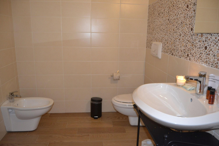 Bathroom 3, Bella Vita, Roma