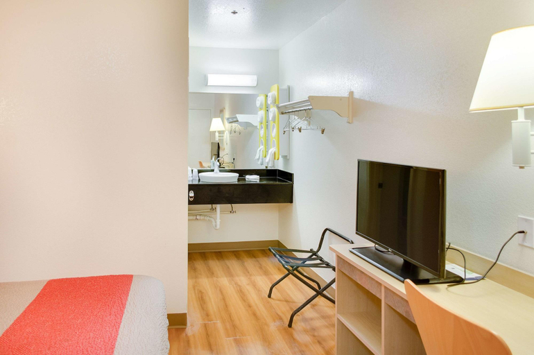 Bedroom 3, Motel 6 Gulfport, MS – Airport, Harrison