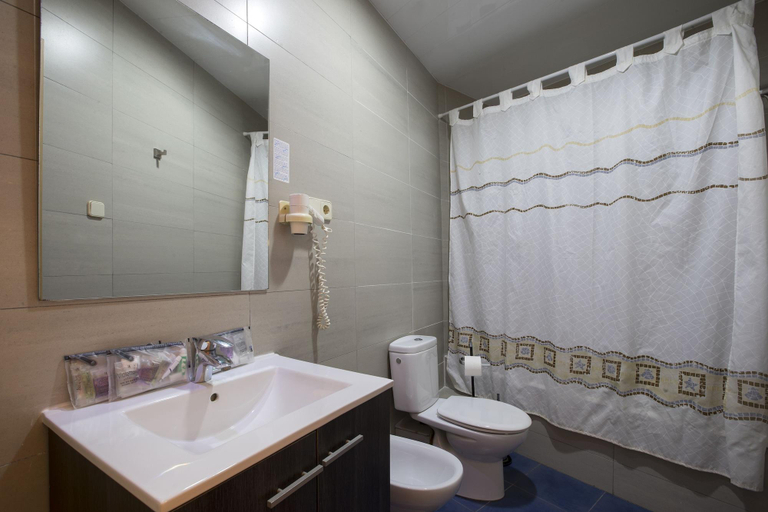 Bathroom 5, Cuatro Naciones, Barcelona