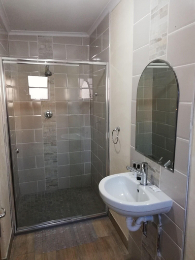Bathroom 5, Gracehouse B&B, Chris Hani