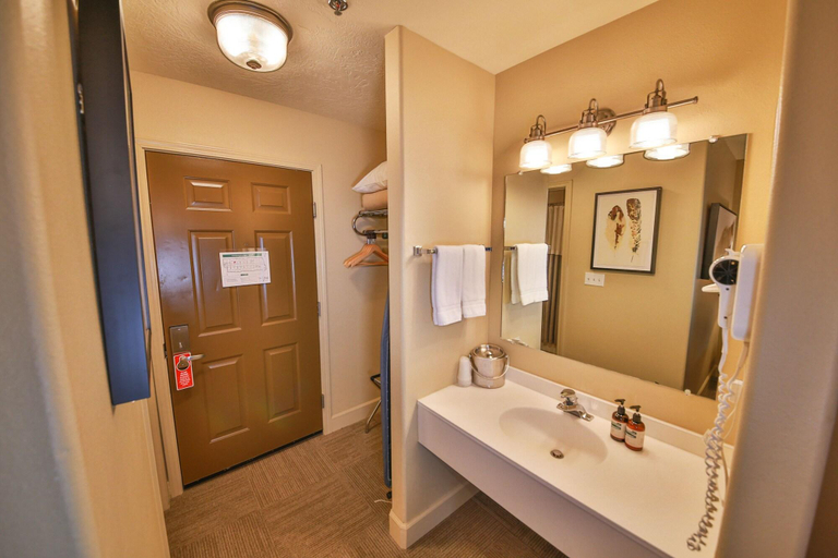 Bathroom 5, Trailhead Inn, Grand