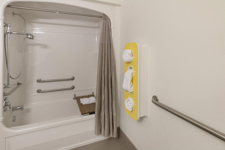Bathroom 5, Motel 6-Hillsboro, TX, Hill