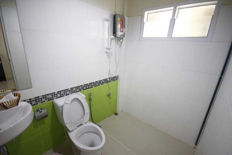 Bathroom 5, Kuakaew Garden Hotel, Muang Nakhon Si Thammarat