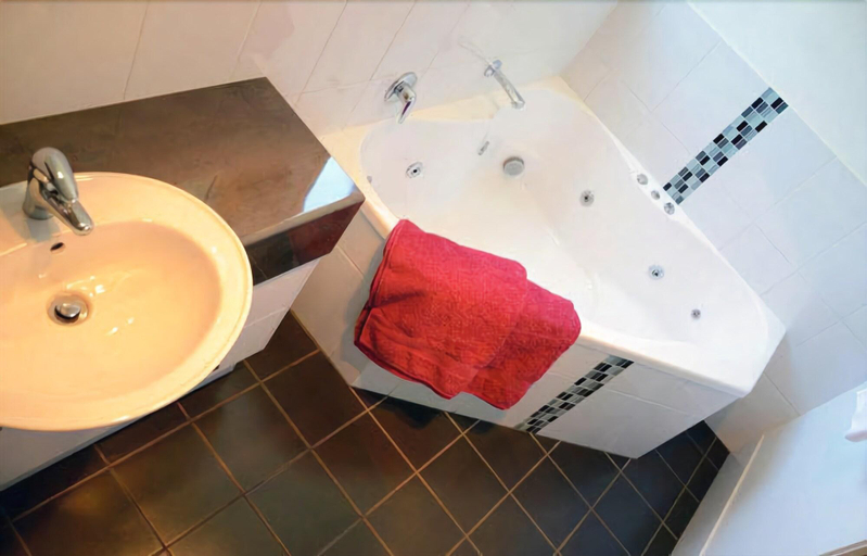 Bathroom 5, Oakey Motor Inn, Jondaryan - Pt B