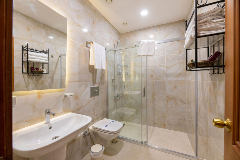 Bathroom 5, Royan Suites, Fatih