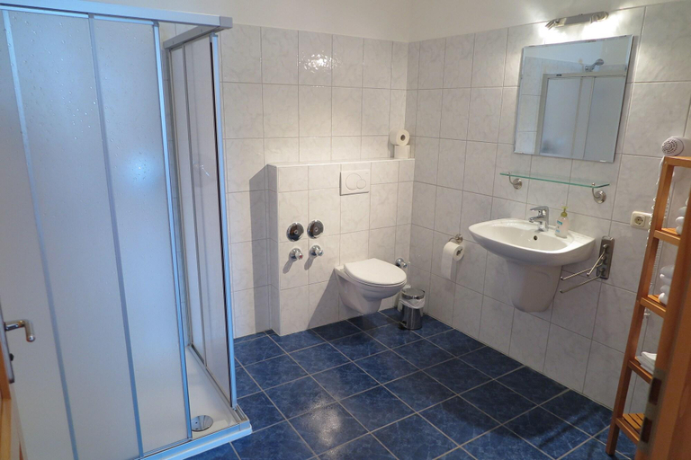 Bathroom 3, Bernhardhof - Pension, Guest-House & Apartments, Miesbach