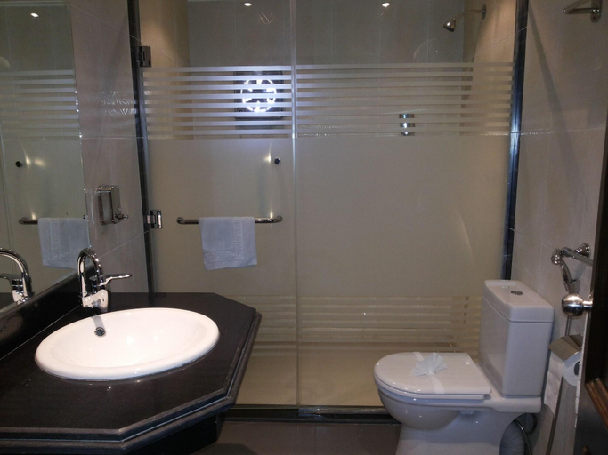 Bathroom 4, Swiss Inn Mohandeseen, Al-'Ajuzah