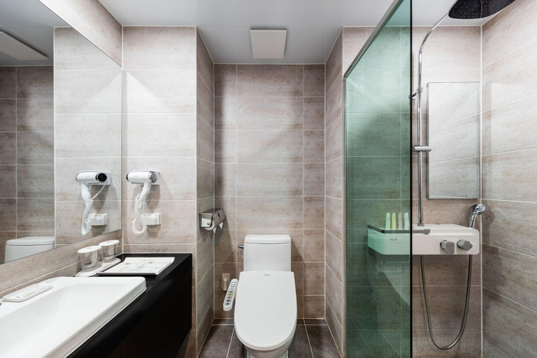 Bathroom 5, Goldcoast Hotel, Namdong