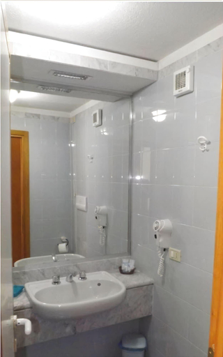 Bathroom 5, Hotel Le Palme, Latina