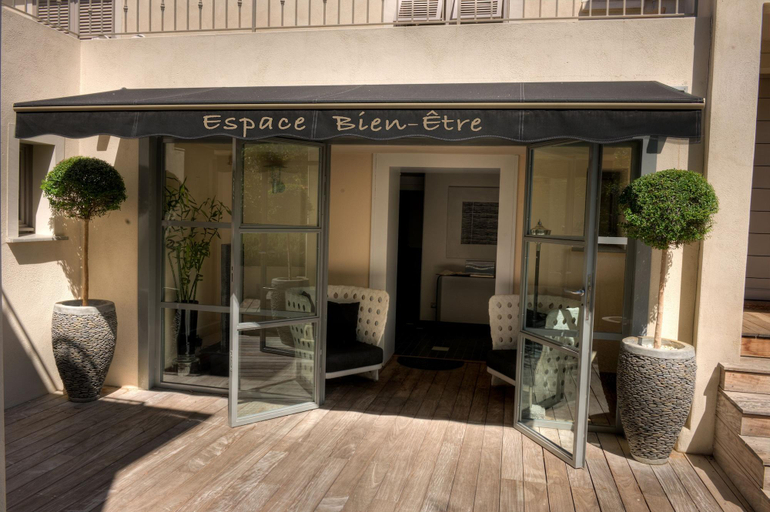 Public Area 3, Le Pinarello, Corse-du-Sud