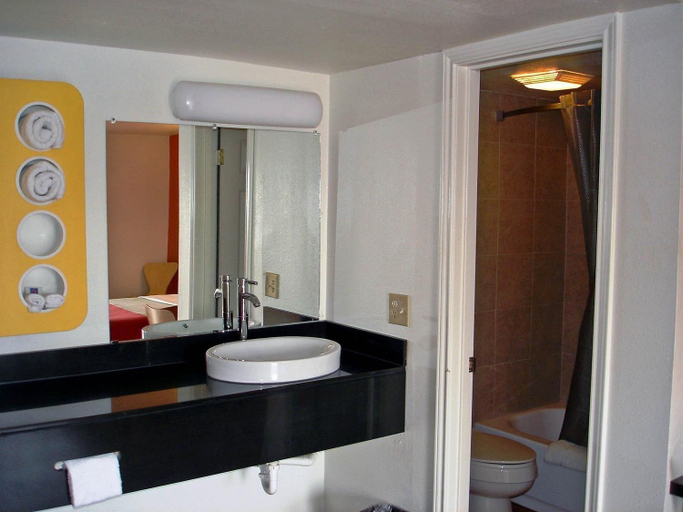 Bathroom 4, Motel 6 Sulphur Springs, TX, Hopkins