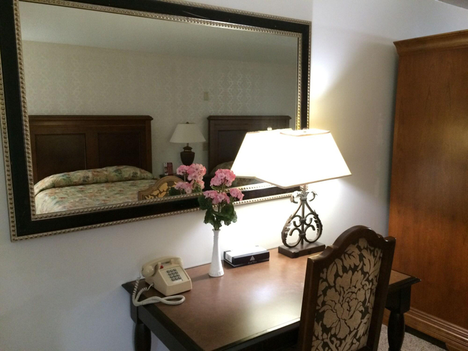 Bedroom 3, Island Inn, Hall
