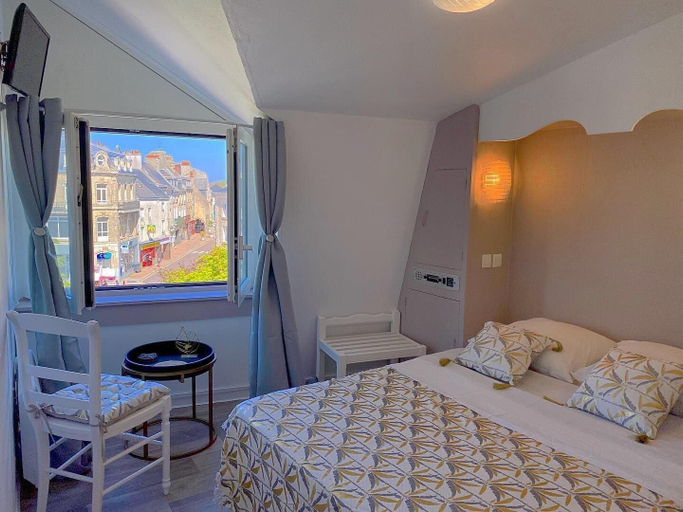Bedroom 3, Hotel Le Vauban, Manche