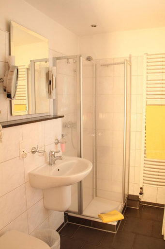 Bathroom 4, Schäfer's Hotel, Cloppenburg
