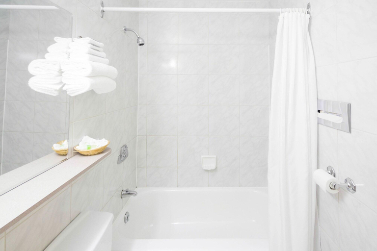 Bathroom, Hotel Marineau La Tuque Centre, Le Haut-Saint-Maurice