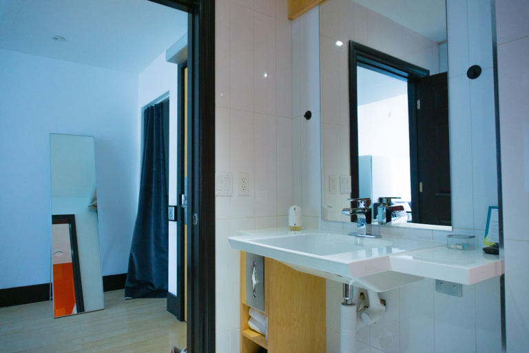 Bathroom 5, The Beverley Hotel, Toronto
