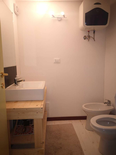 Bathroom 3, Torre Tonda, Sassari