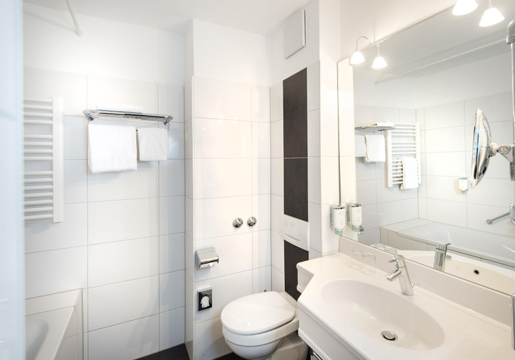 Bathroom 4, Park-Hotel, Oberbergischer Kreis