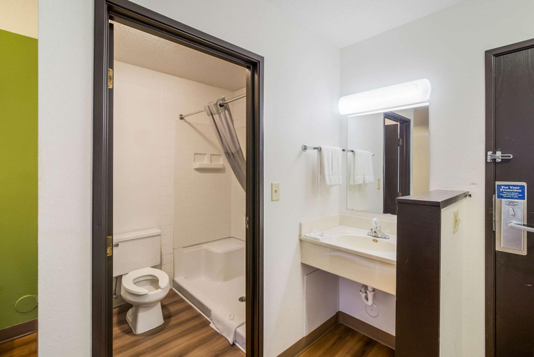 Bathroom 4, Dakota inn, Cass