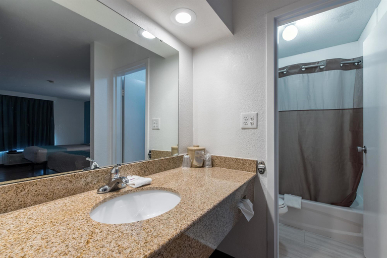 Bathroom 4, Motel 6 Hamilton, AL, Marion