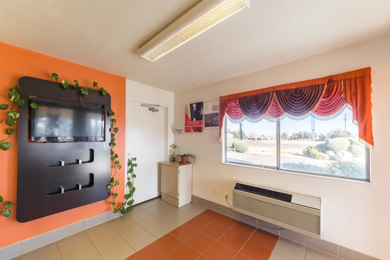 Public Area 2, Motel 6-Deming, NM, Luna