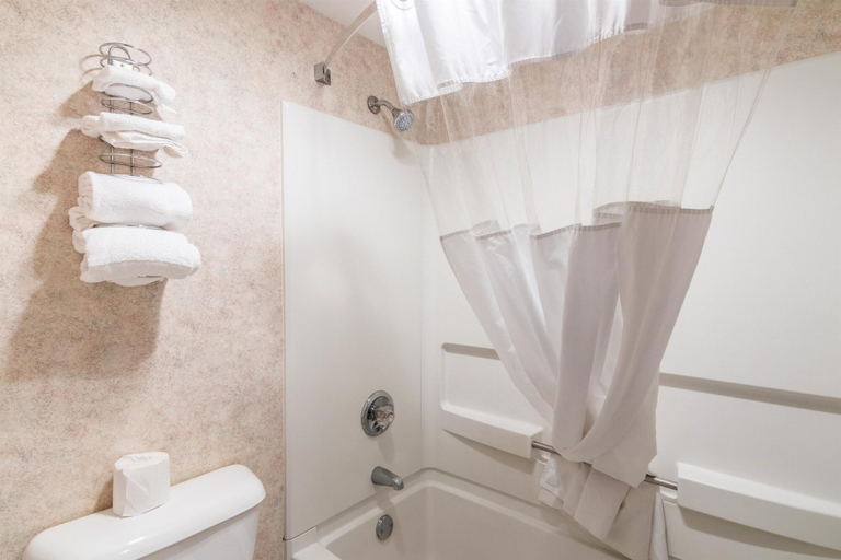 Bathroom 4, Motel 6 Eau Claire, Eau Claire