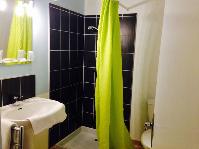 Bathroom 4, Astoria, Aude