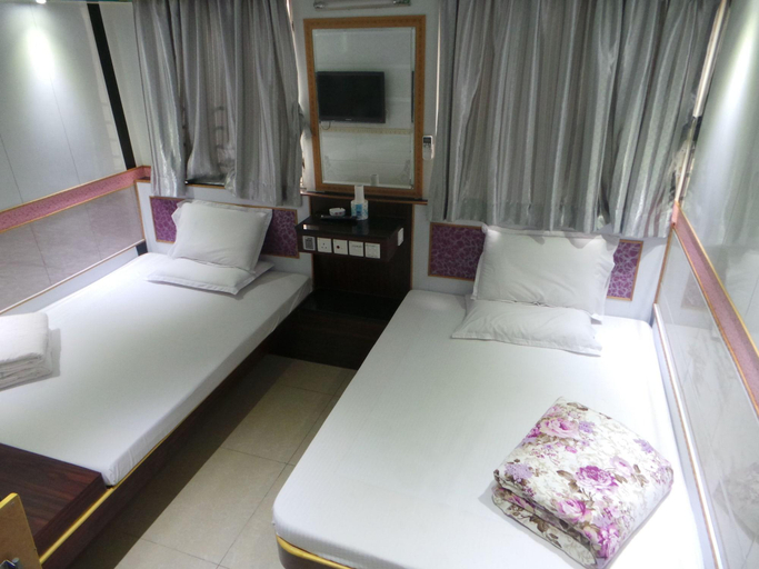 Bedroom 3, Yue Ka Hotel 99 Argyle Street, Kowloon