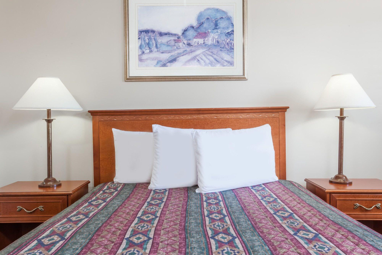 Bedroom 2, Knights Inn Brooks, Division No. 2