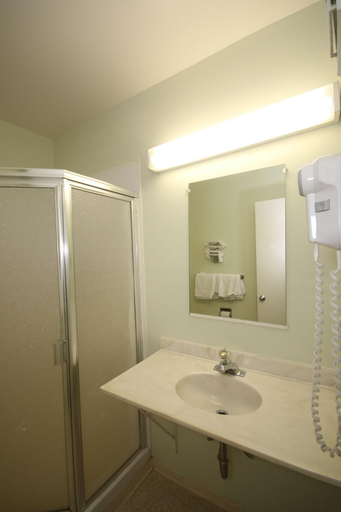 Bathroom, Royal Inn & Suites, Mecklenburg