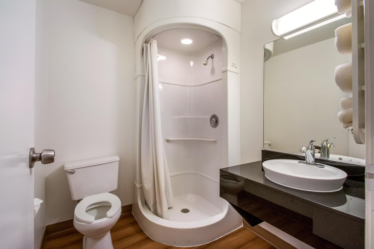 Bathroom 5, Motel 6 Wendover, Tooele