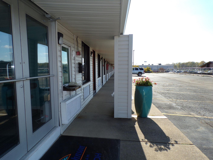 Exterior & Views 2, Dover Inn and Suites, Tuscarawas