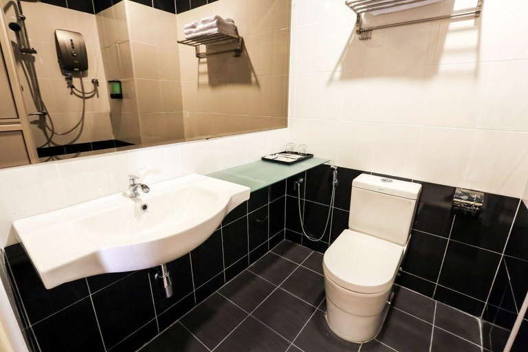 Bathroom 4, Supreme Hotel, Malacca City