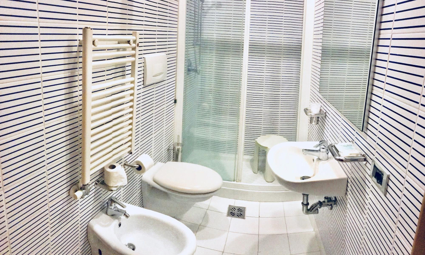 Bathroom 4, Hotel Martello, Venezia