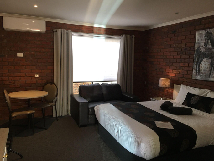 Bedroom 2, Melton Motor Inn, Melton Bal