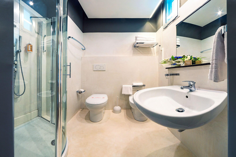 Bathroom 5, Waldorf Palace, Rimini