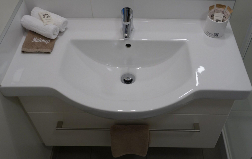 Bathroom 4, Airport Palms Motel, Christchurch